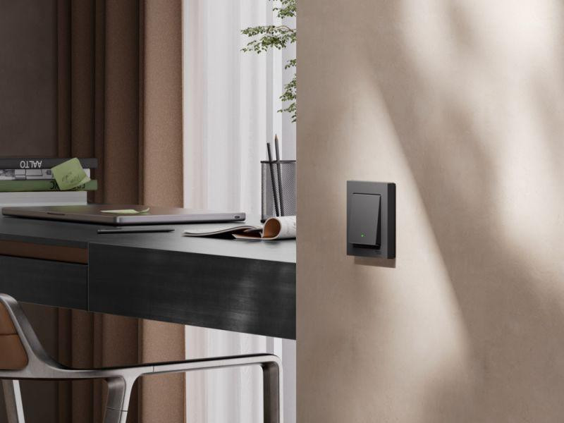 картинка Выключатель 1-кл. AtlasDesign Smart 10А (сх. 1) L+N с подсветкой Zigbee механизм карбон SE ATN001013Z