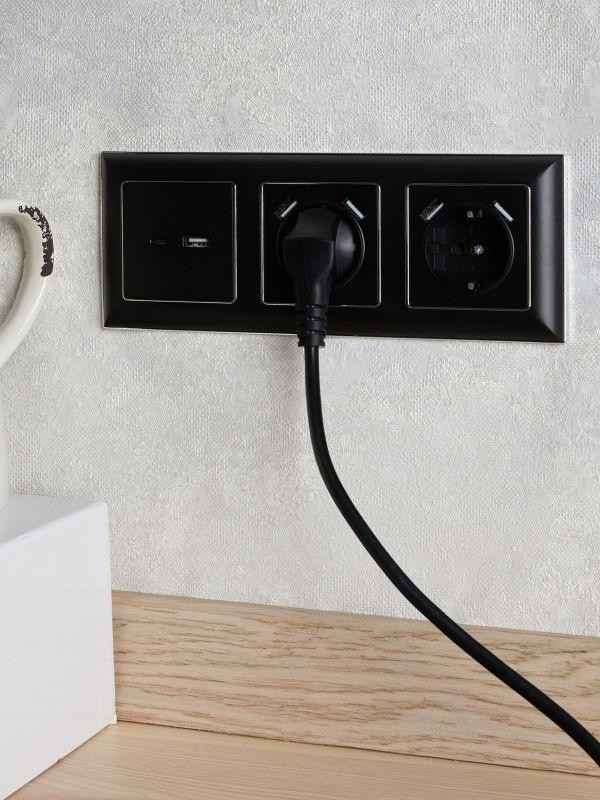 картинка Розетка BRITE РЮш10-2-БрЧ 16А с USB A+A 3.1А с заземл. защ. шторки механизм черн. IEK BR-R14-16-U21-D31-K02