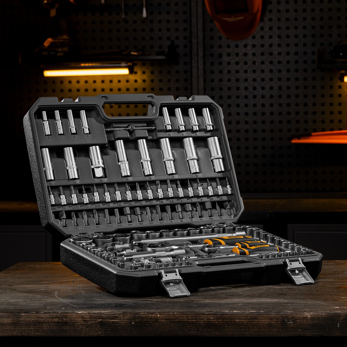 картинка Набор инструментов, 1/2", 1/4", CrV, S2, пластиковый кейс, 109 предметов Denzel