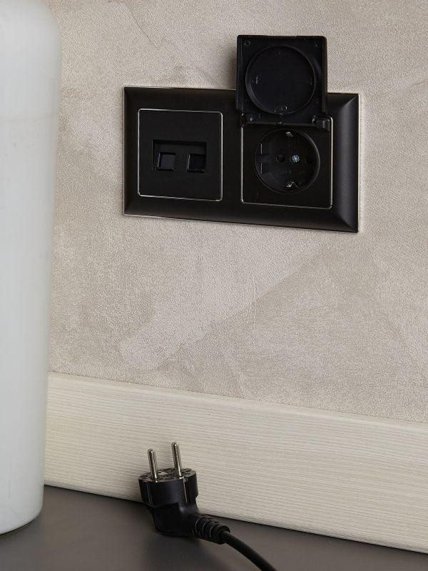 картинка Розетка BRITE РСбш10-3-БрЧ 16А IP20 с заземл. защ. шторки с крышкой механизм черн. IEK BR-R16-16-K02