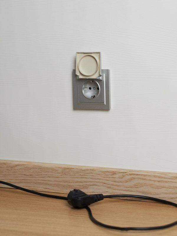 картинка Розетка BRITE РСбш10-3-44-БрА 16А IP44 с заземл. защ. шторки с крышкой механизм алюм. IEK BR-R16-16-44-K47