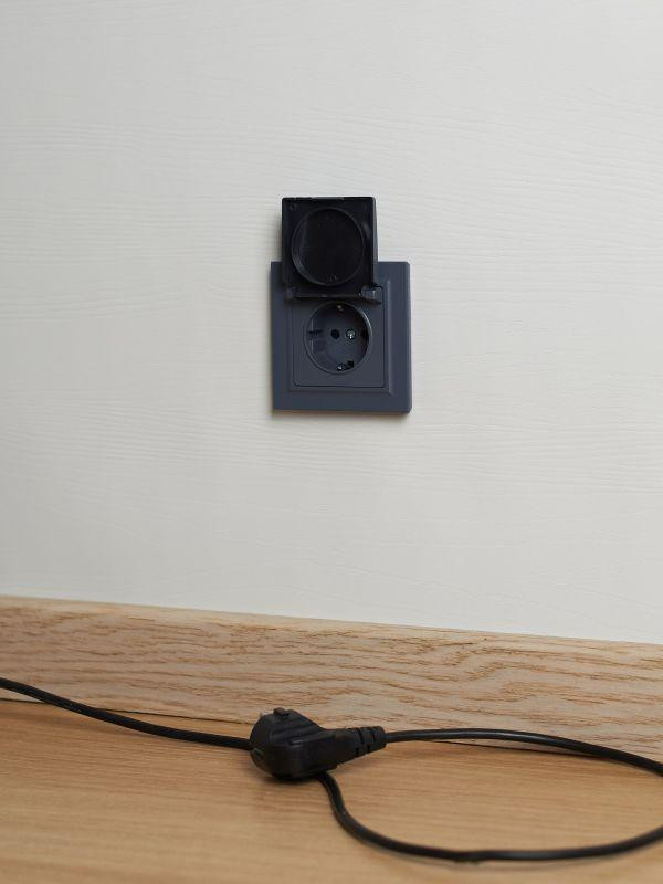 картинка Розетка BRITE РСбш10-3-БрМ 16А IP20 с заземл. защ. шторки с крышкой механизм маренго IEK BR-R16-16-K35