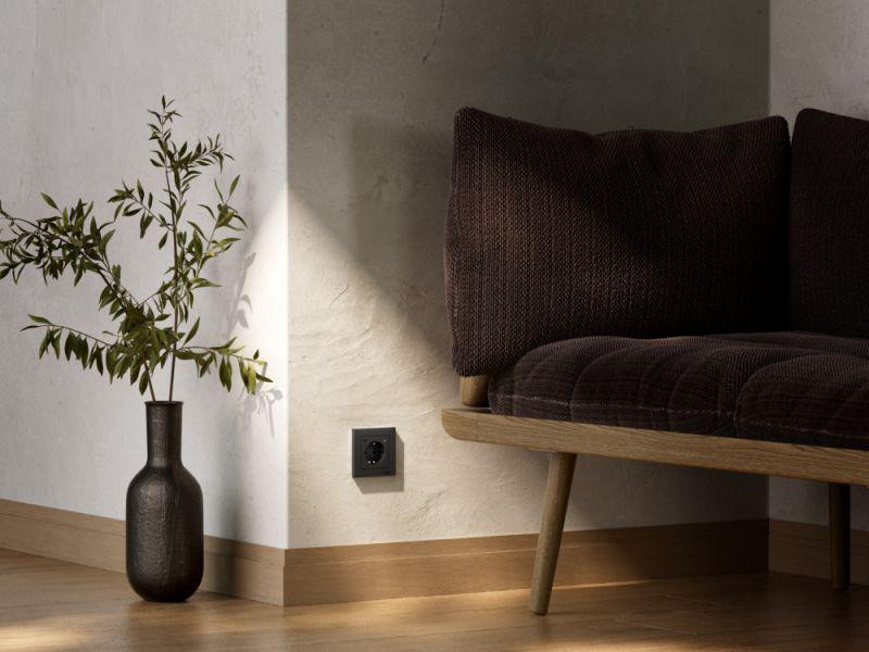 картинка Розетка AtlasDesign Smart 16А L+N с заземл. защ. шторки Zigbee механизм карбон SE ATN001045Z