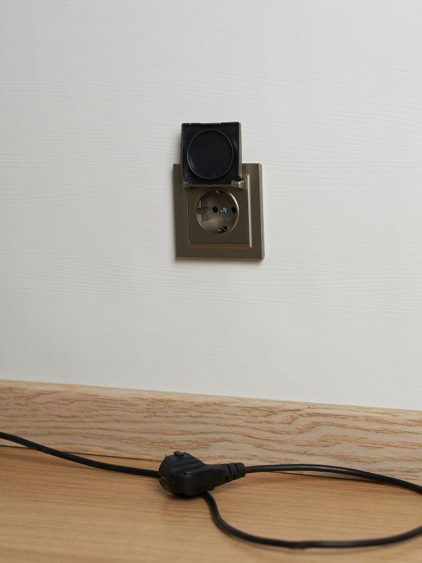 картинка Розетка BRITE РСбш10-3-БрШ 16А IP20 с заземл. защ. шторки с крышкой механизм шампань IEK BR-R16-16-K37