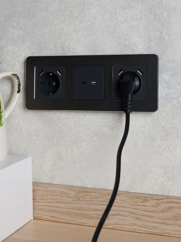 картинка Розетка BRITE РЮш10-1-БрГ 16А с USB A+A 2.1А с заземл. защ. шторки механизм графит IEK BR-R14-16-U21-D21-K53