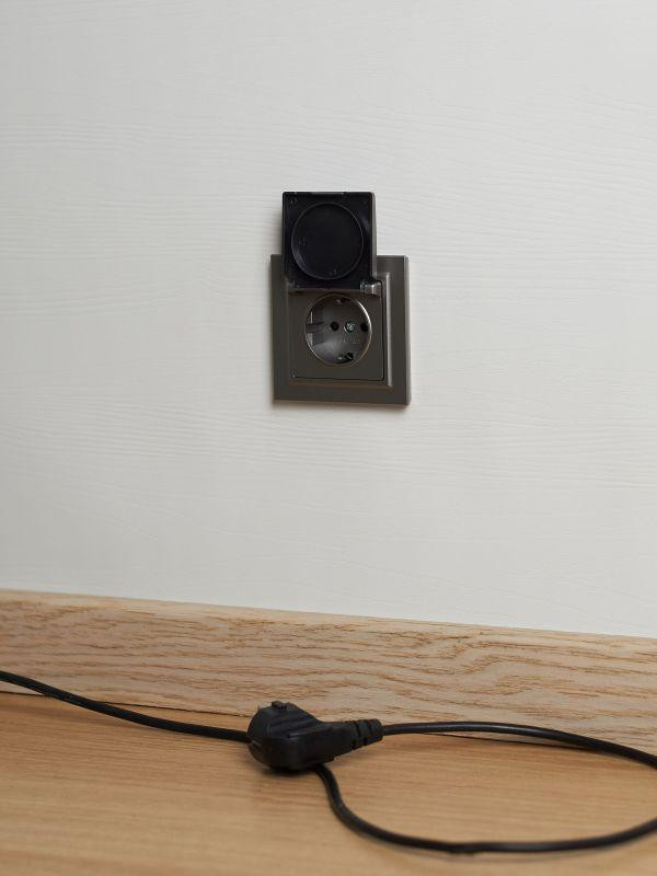картинка Розетка BRITE РСбш10-3-БрС 16А IP20 с заземл. защ. шторки с крышкой механизм сталь IEK BR-R16-16-K46